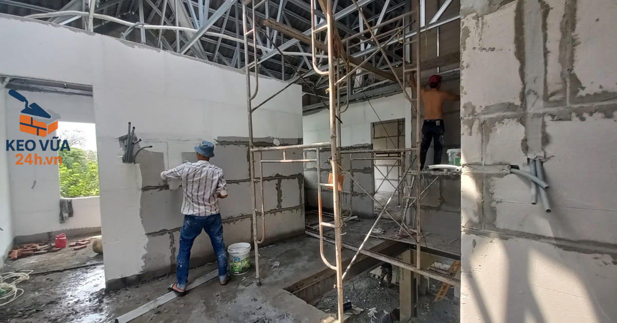 Bột bả skimcoat chuyên bả tường bê tông nhẹ. Lớp bả skimcoat mỏng chỉ 3mm, nhẵn mịn, bền chắc.