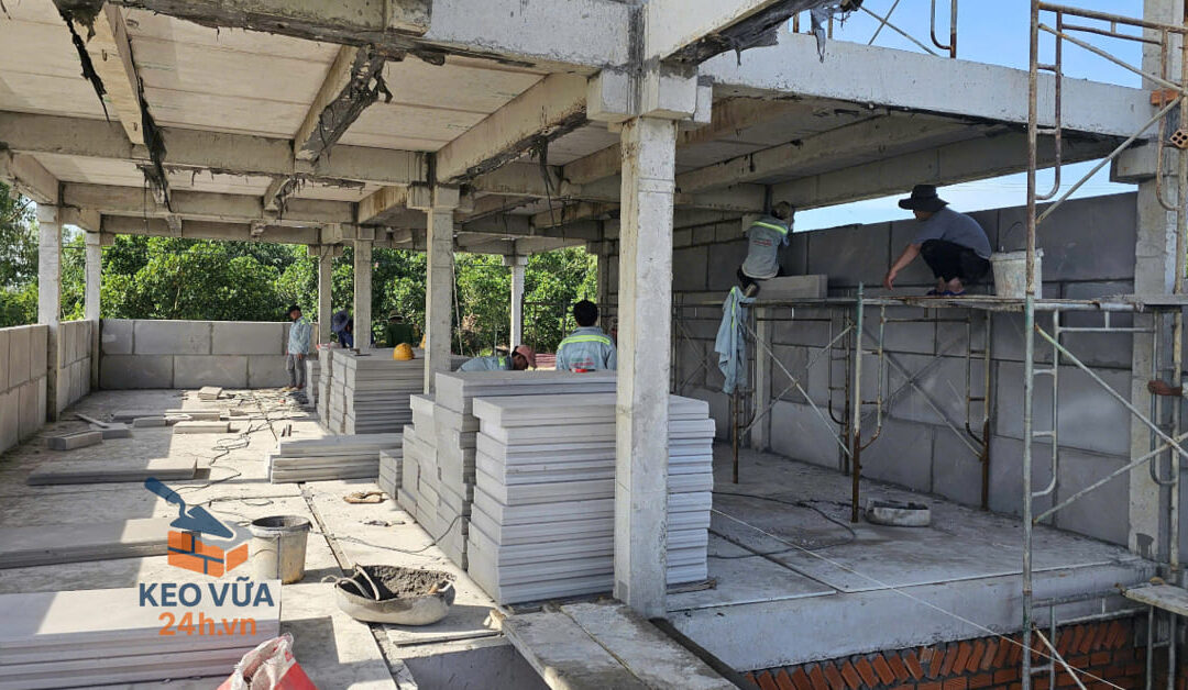 Dùng keo dán tấm bê tông nhẹ giúp liên kết tấm tường, tấm sàn ALC, EPS, Cemboard chắc chắn, kiên cố.