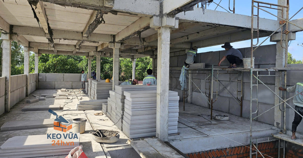 Dùng keo dán tấm bê tông nhẹ giúp liên kết tấm tường, tấm sàn ALC, EPS, Cemboard chắc chắn, kiên cố.