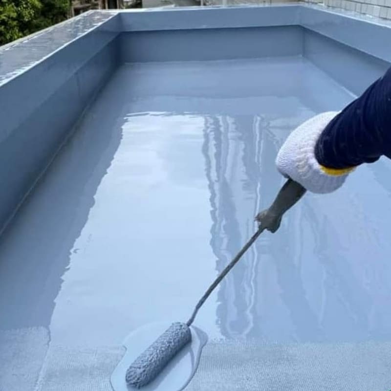 Thi công quét lớp chống thấm bằng keo trên sân thượng