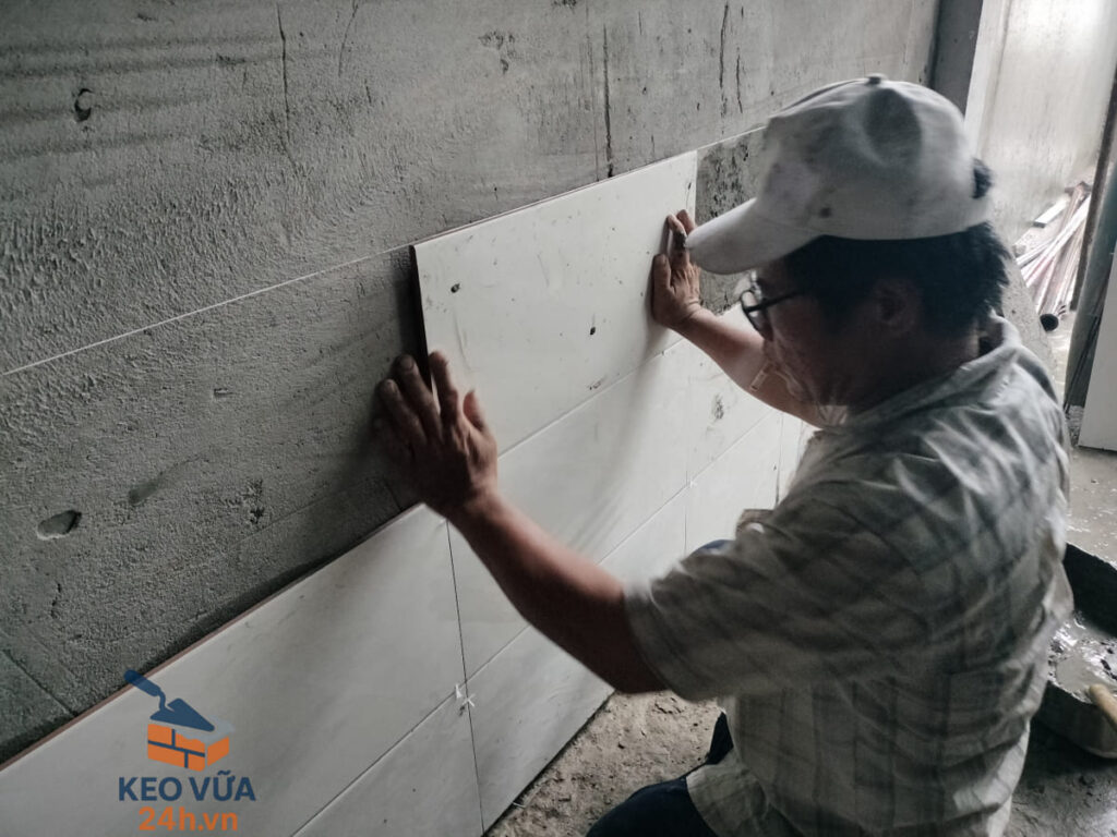Thi công keo dán gạch ốp tường nhà vệ sinh, nhà tắm hiệu quả