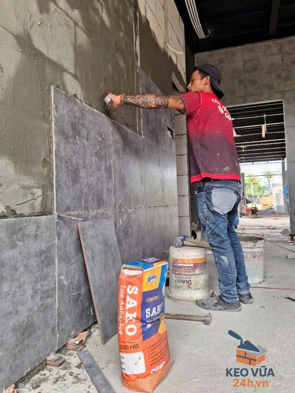 Thi công ốp gạch tường bằng keo dán gạch Sako