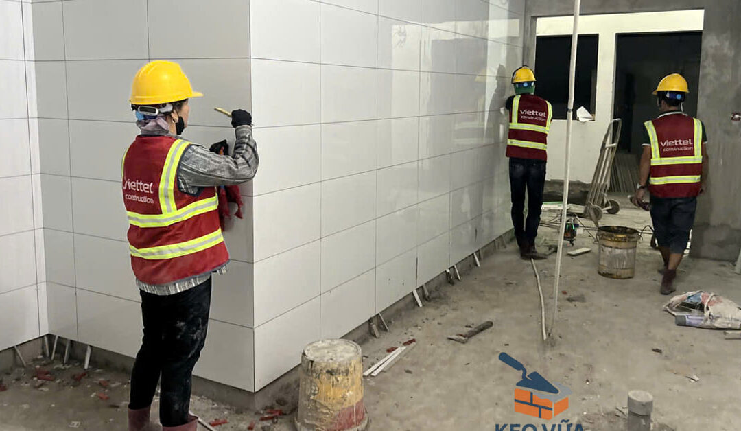 Công nhân thi công chà ron mạch gạch ốp tường