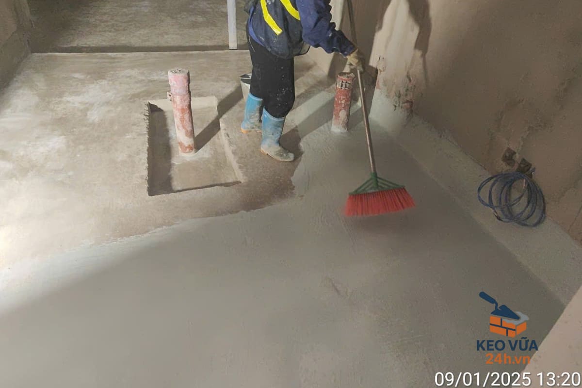 Công nhân chống thấm sàn nhà vệ sinh bằng keo chuyên dụng.