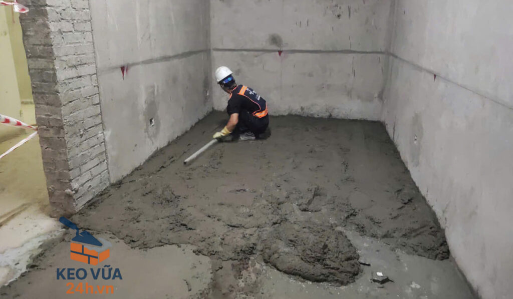Cán nền nhà bằng vữa khô trộn sẵn nhanh, cường độ chuẩn, tiết kiệm chi phí.
