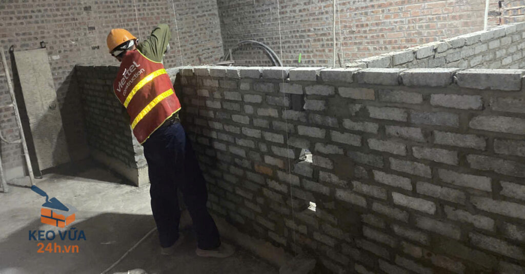 Xây tường gạch bằng vữa khô trộn sẵn đảm bảo chất lượng, nhanh, sạch sẽ.