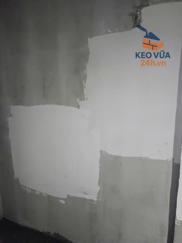 Khu vực tường thi công các lớp bột bả skimcoat: lớp lót, lớp hoàn thiện màu trắng.