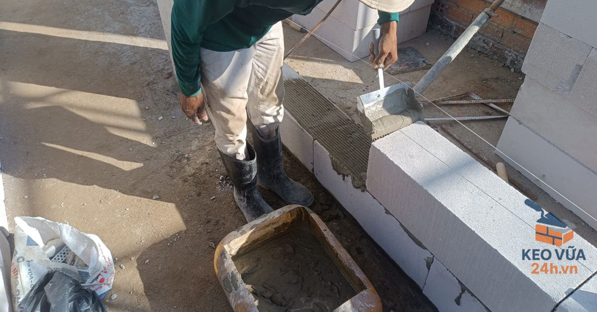 Công nhân thi công trát lớp vữa mỏng 3mm lên gạch AAC bằng bay chuyên dụng tại công trình.
