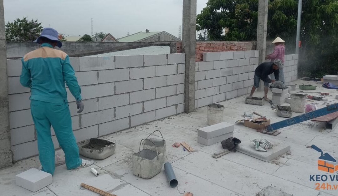 Quá trình thi công xây tường bằng gạch AAC với vữa chuyên dụng, đảm bảo độ bám dính cao.