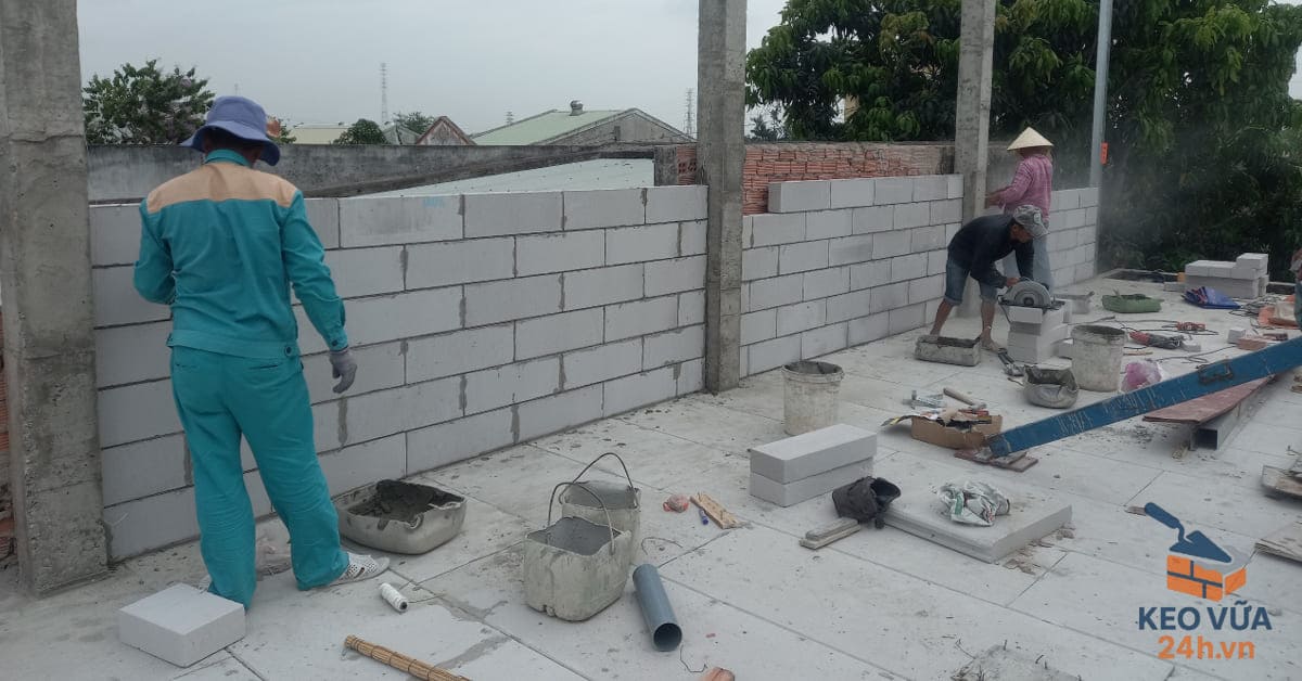 Quá trình thi công xây tường bằng gạch AAC với vữa chuyên dụng, đảm bảo độ bám dính cao.