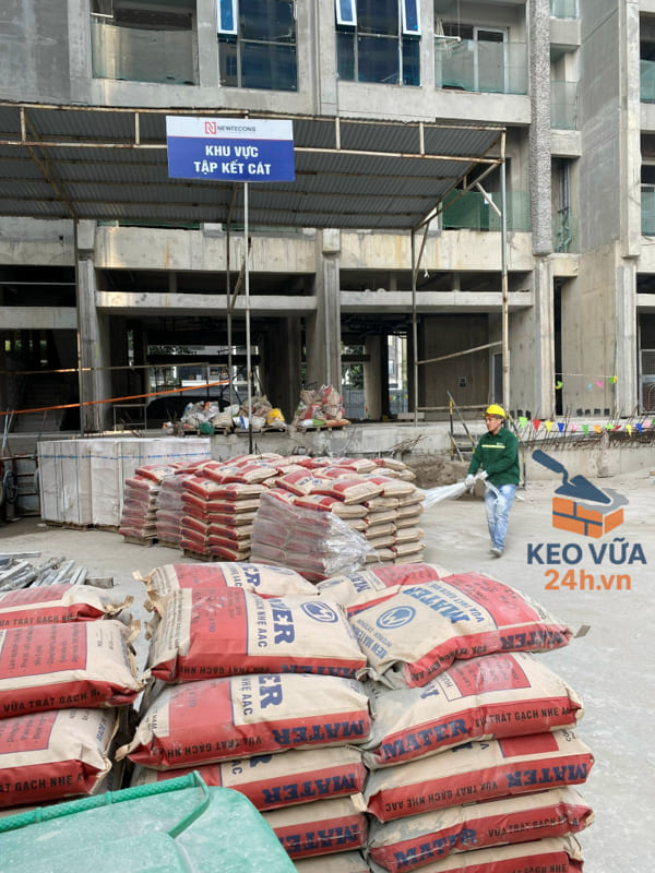 Tập kết bao vữa trát gạch nhẹ AAC tại công trình được cung cấp bởi Keo Vữa 24h