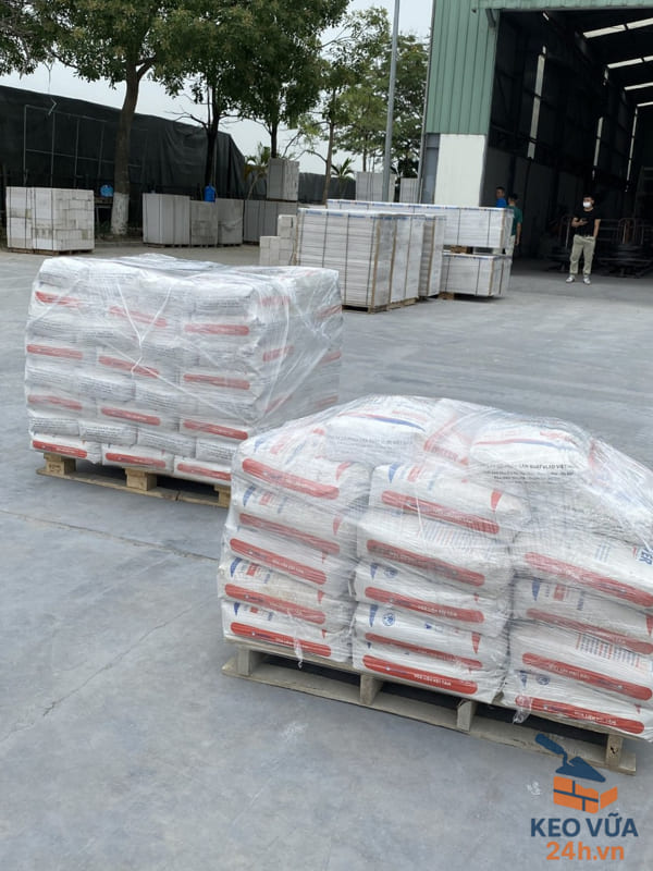 Keo dán tấm bê tông nhẹ đóng gói pallet chuyên nghiệp, sẵn sàng cung ứng cho công trình, đảm bảo chất lượng.