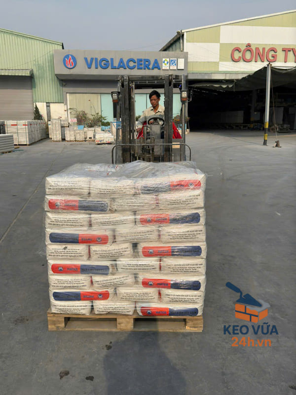 Hình ảnh xe nâng đang di chuyển pallet keo dán tấm bê tông, bảo quản đúng chuẩn trong nhà máy Viglacera.