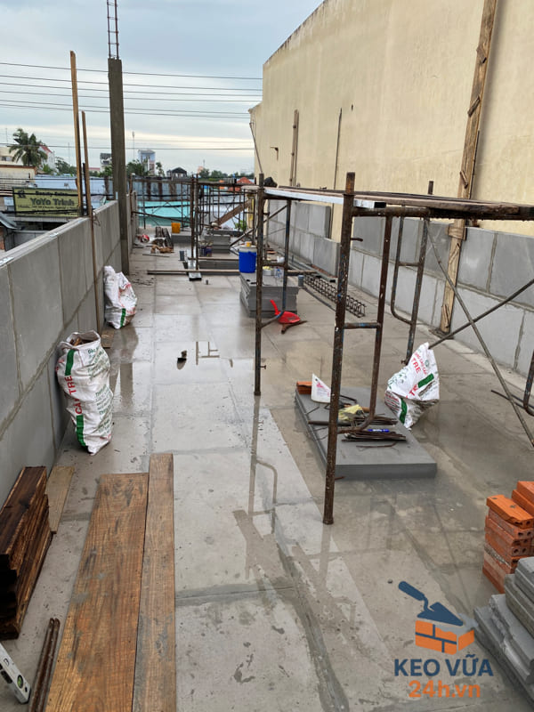Khu vực thi công lắp ghép tấm bê tông nhẹ, sử dụng keo dán chuyên dụng, đúng quy trình kỹ thuật và điều kiện thi công.