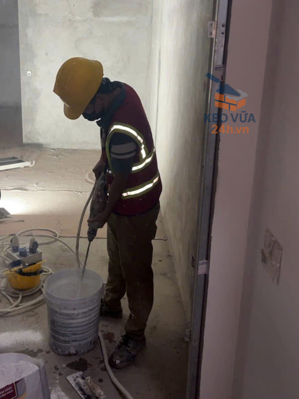 Công nhân pha trộn keo xử lý mối nối 2 thành phần bằng máy