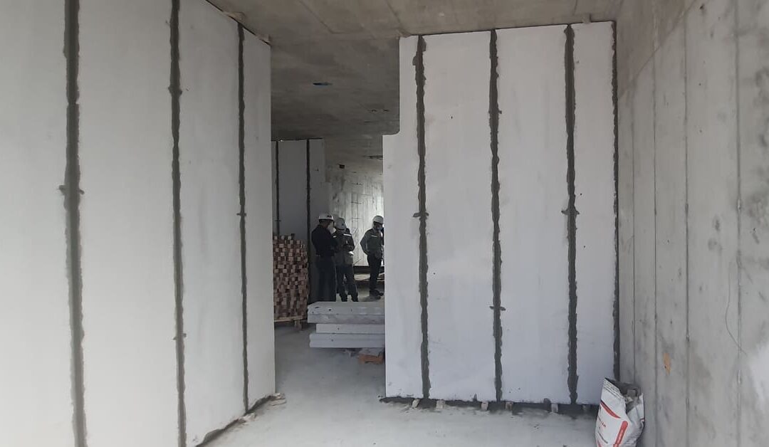 Thi công keo xử lý mối nối tấm bê tông nhẹ bằng keo Mater 2 thành phần