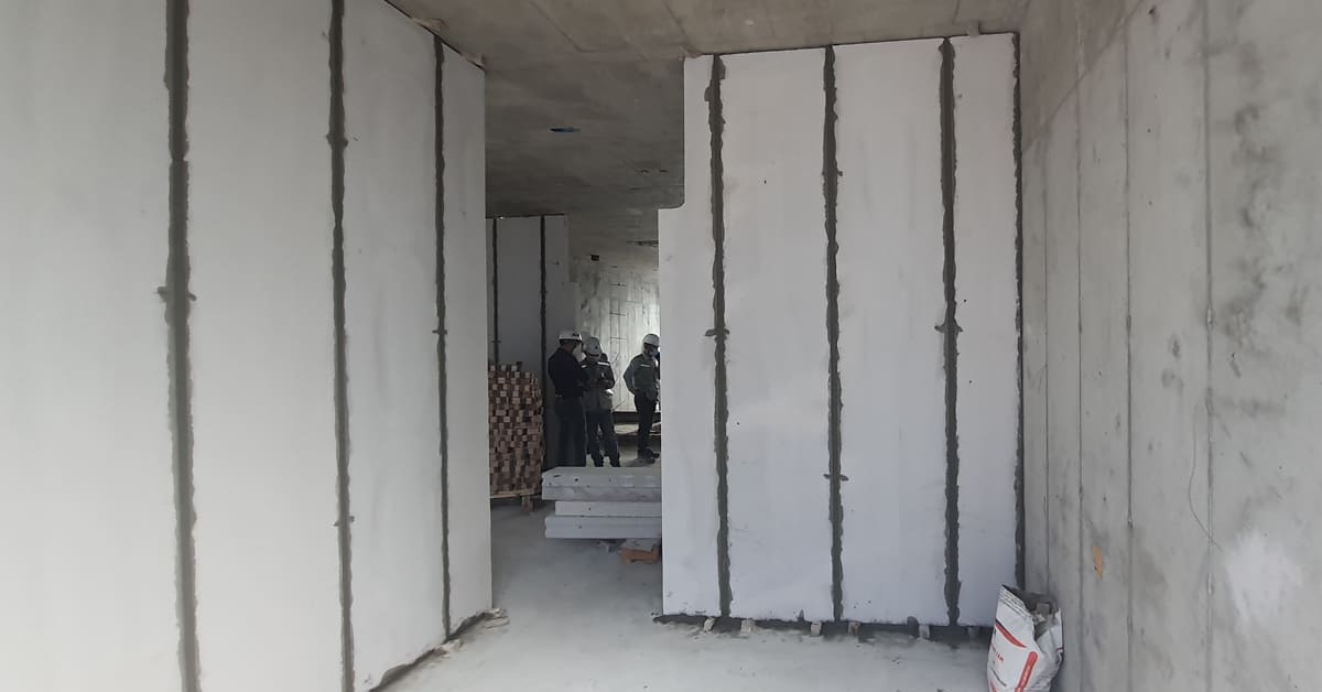 Thi công keo xử lý mối nối tấm bê tông nhẹ bằng keo Mater 2 thành phần