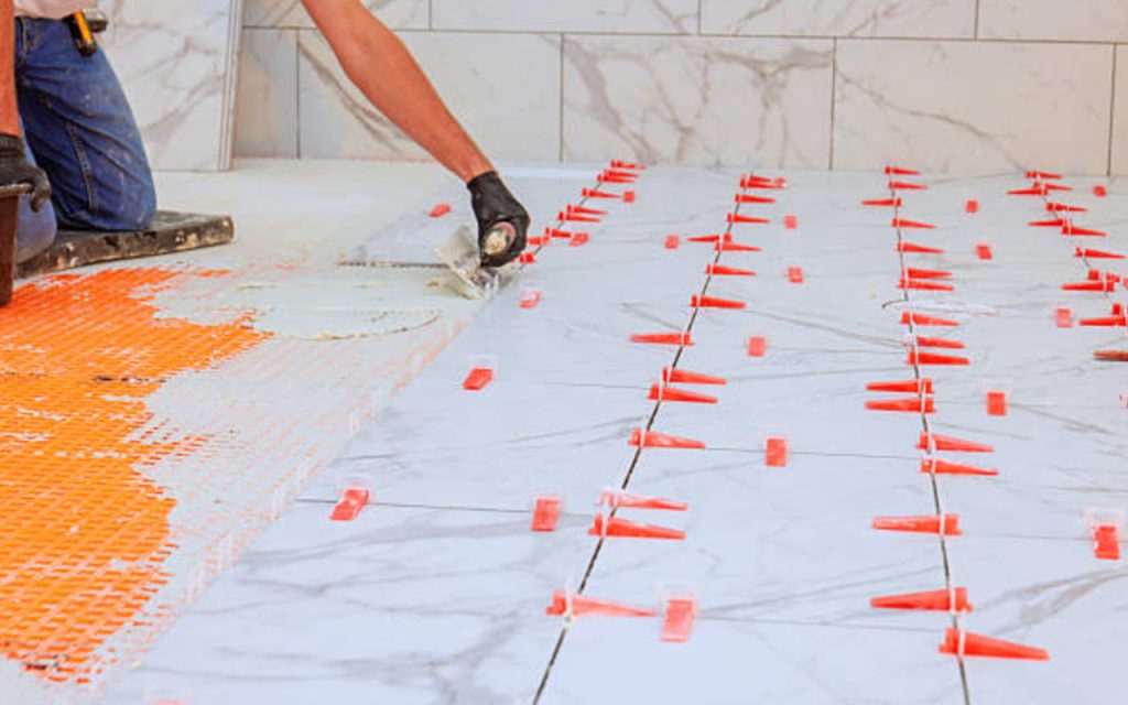 Ke gạch cân bằng cố định và giữ khoảng cách đều giữa các viên gạch trong quá trình ốp lát.