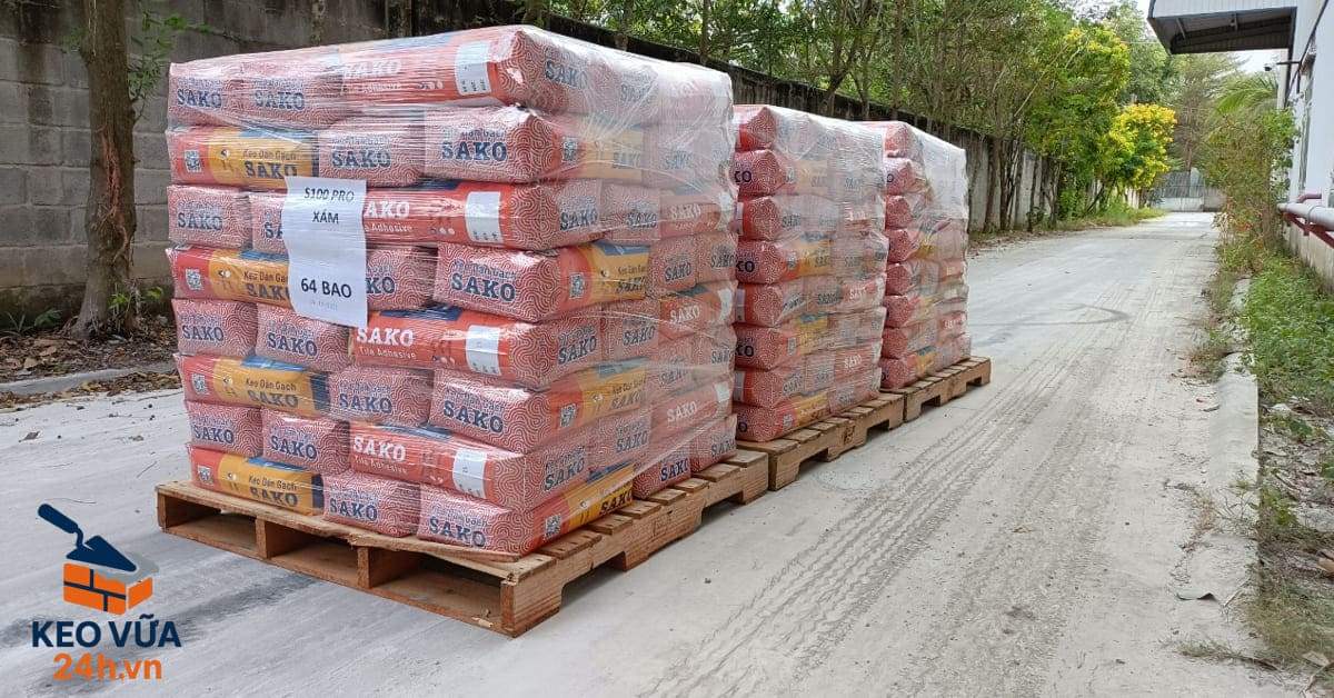 Sản phẩm keo dán gạch Sako được đóng gói và xếp phân loại tại khu vực nhà máy sản xuất.