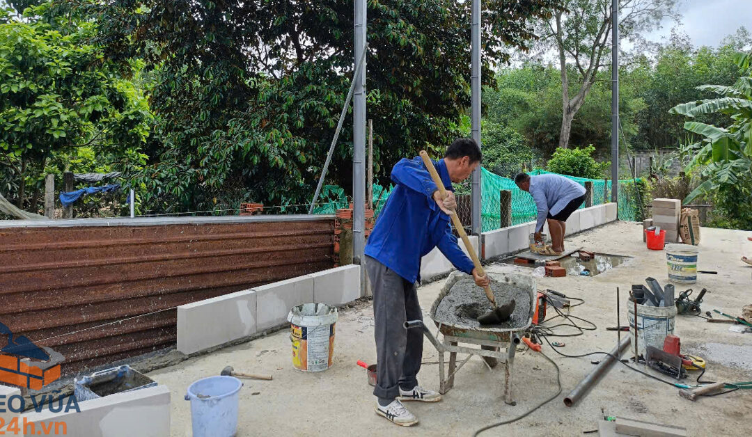 Trộn và thi công vữa khô để xây tường gạch tại công trình xây dựng.