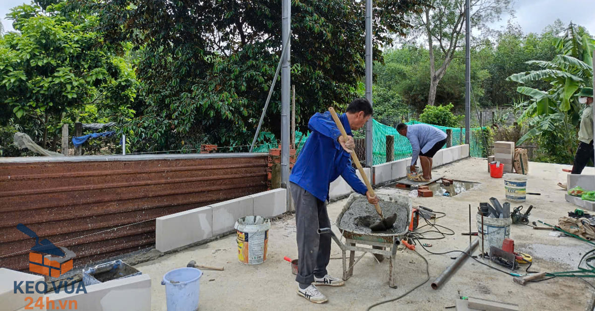 Trộn và thi công vữa khô để xây tường gạch tại công trình xây dựng.