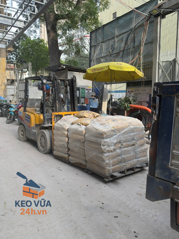 Xe nâng tiến hành hạ hàng vữa khô trộn sẵn Mater và tập kết vào công trình xây dựng tại Hà Nội.