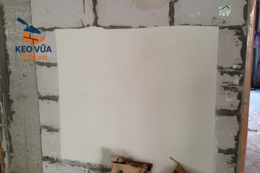 Lớp bả skimcoat hoàn thiện màu trắng mẫu trên tường xây bằng bê tông nhẹ.