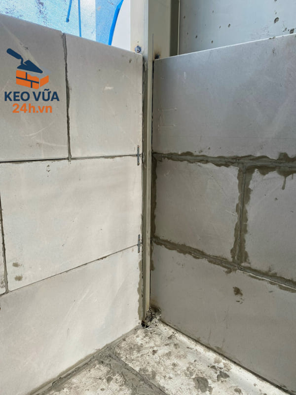 Tường lắp ghép tấm bê tông nhẹ ALC bằng keo chuyên dụng. Kết cấu tường chắc chắn, ổn định, bền vững theo thời gian.