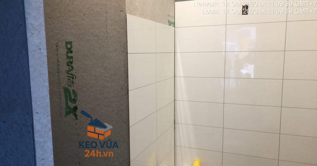 Bức tường được ốp gạch và hoàn thiện bằng keo chà ron chuyên dụng. Đường ron gạch đẹp, màu sắc sáng, độ bền cao.