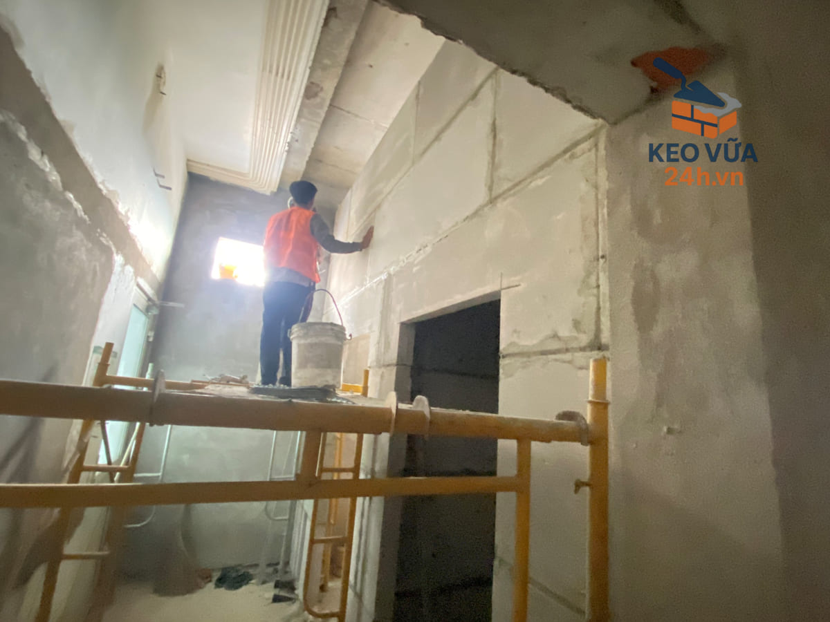 Thi công xử lý mối nối tấm tường bê tông nhẹ ALC