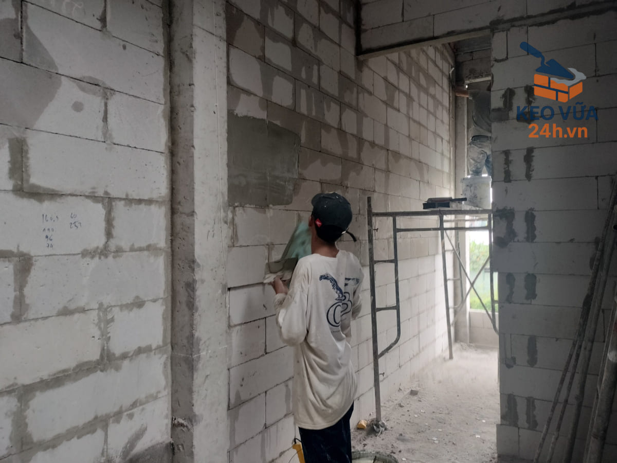 Công nhân sử dụng vữa trát AAC tạo bề mặt mịn và kết dính tốt cho tường gạch nhẹ.