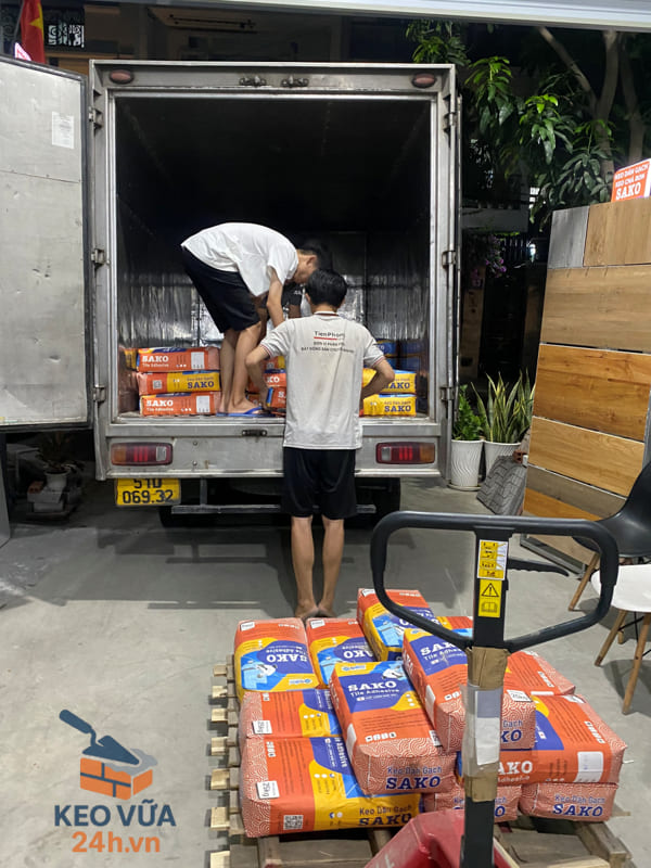 Vận chuyển và bảo quản keo dán gạch Sako chuyên nghiệp tới công trình
