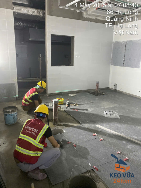 Lát gạch nền nhà bằng keo dán gạch Mater