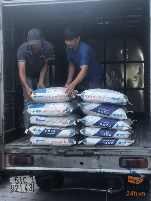 Vận chuyển và giao hàng vữa khô Sako tới công trình