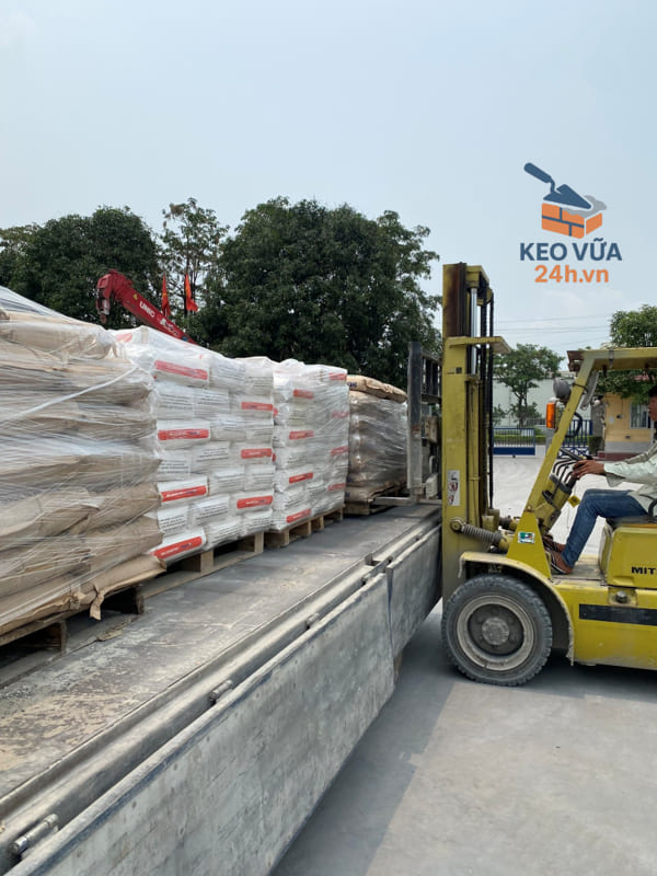 Hình ảnh thể hiện quá trình vận chuyển vữa khô trộn sẵn bằng xe nâng đến công trình xây dựng tại Hà Nội.