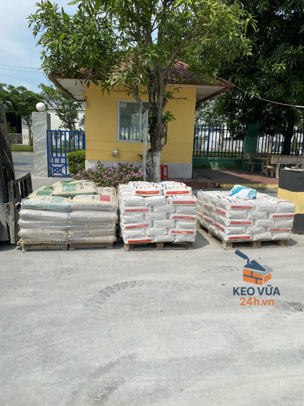 Quá trình lưu kho vữa khô trộn sẵn tại công trường xây dựng, sẵn sàng cho việc thi công tại Hà Nội.