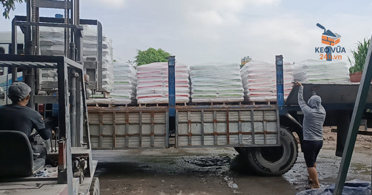 Hình ảnh công nhân đang vận chuyển vữa khô trộn sẵn bằng xe nâng đến công trình xây dựng tại Hải Phòng.