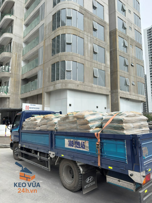 Hình ảnh xe tải giao vữa khô trộn sẵn tại công trình xây dựng cao tầng, hỗ trợ thi công nhanh chóng tại Hải Phòng.