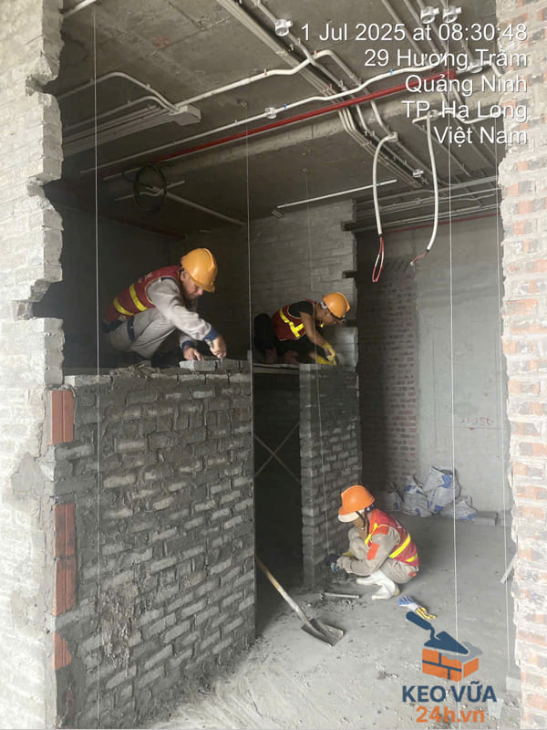 Công nhân đang sử dụng vữa khô trộn sẵn để thi công tường tại công trường xây dựng tại Hải Phòng.