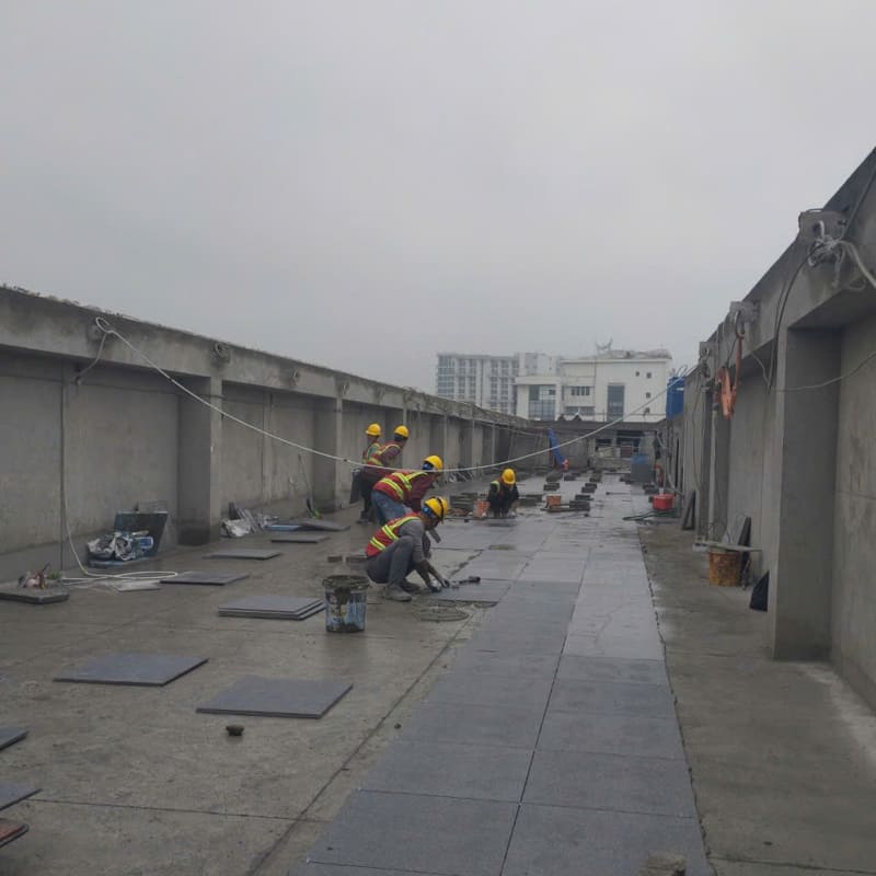 Thi công gạch lát nền ngoài trời bằng keo dán gạch. Keo giúp bám dính tốt, chống thấm, chịu nhiệt, không ảnh hưởng bởi thời thiết và môi trường.