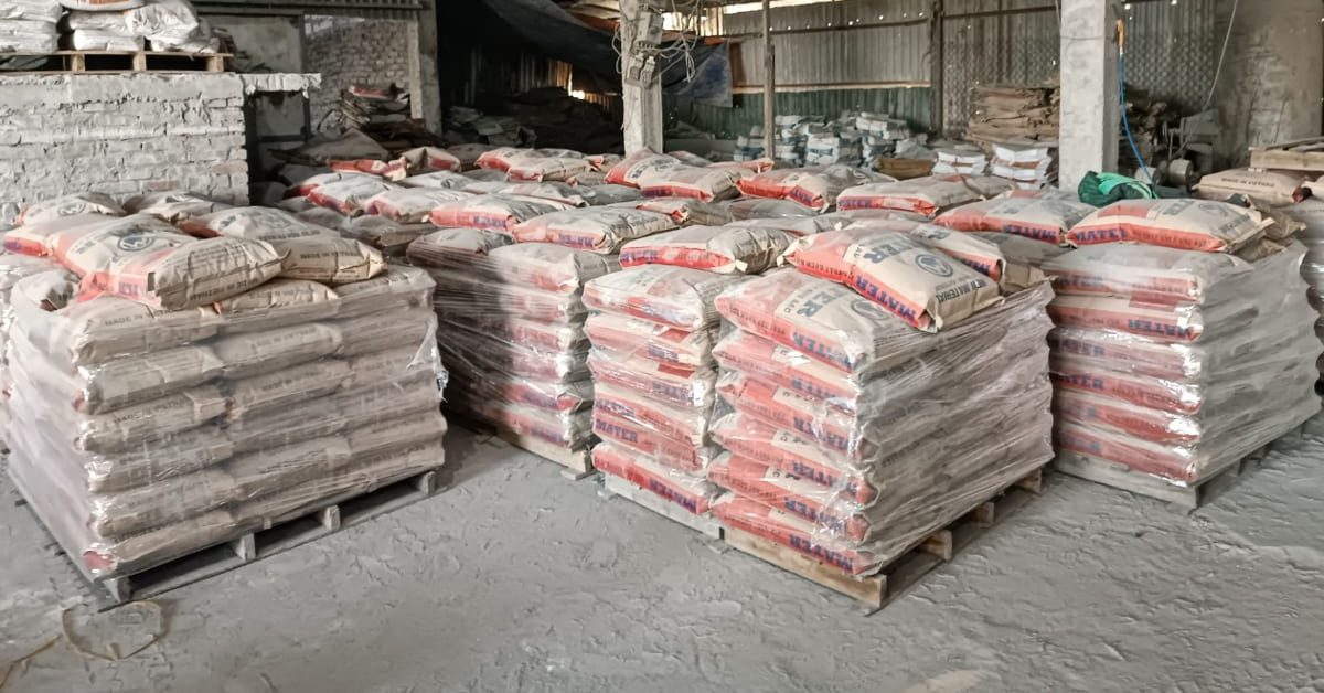 Hình ảnh vữa khô Mater được xếp gọn gàng trên pallet trong kho, đúng quy cách bảo quản chống ẩm ướt.