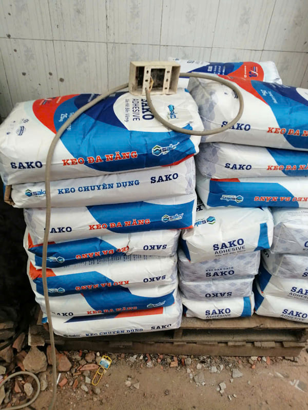 Keo dán gạch Sako xếp lớp tại kho công trình, tránh ánh nắng và nơi có độ ẩm cao, đảm bảo hạn sử dụng tối ưu.
