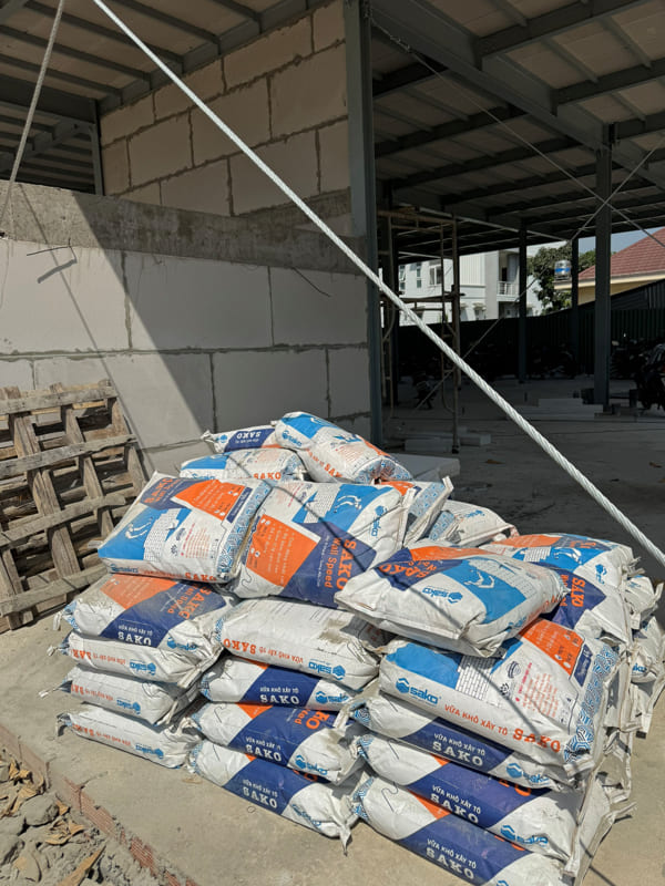 Vữa khô Sako dùng cho xây tường gạch, lưu kho đúng kỹ thuật, hỗ trợ thi công nhanh và đạt cường độ cao.