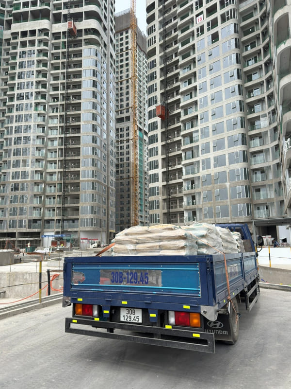 Vận chuyển vữa khô đến công trình lớn – giải pháp công nghiệp hóa xây dựng, đạt chuẩn đóng gói & kiểm định.