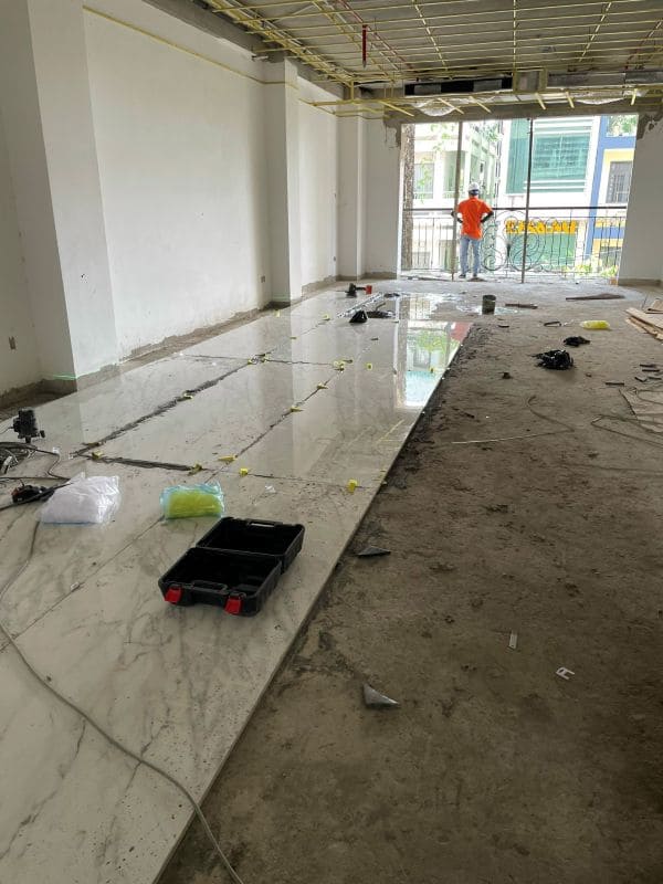 Lát gạch khổ lớn kích thước 1200x600mm trên nền nhà bằng keo dán gạch bán dính siêu chắc.