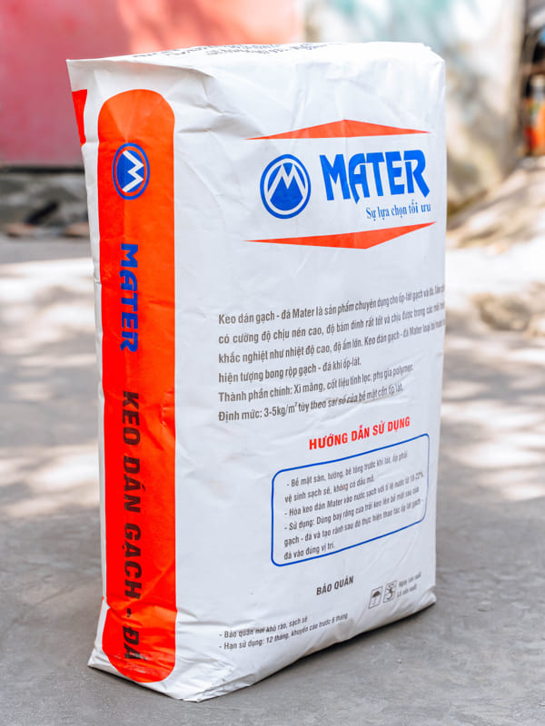 Keo dán gạch Mater loại màu trắng phù hợp với các loại gạch đá khổ lớn nhỏ.