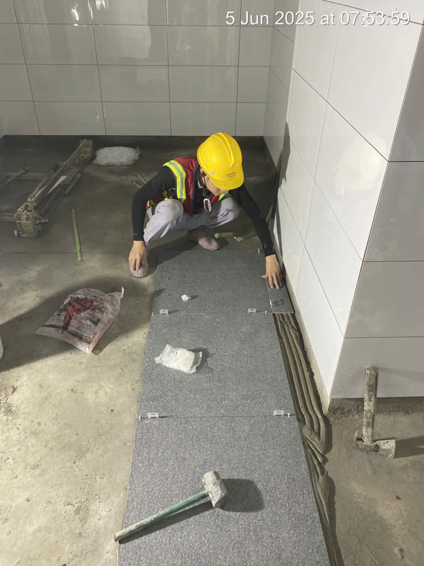 Khu vực nền nhà vệ sinh, nhà tắm lát gạch nền bằng keo dán gạch chống thấm.