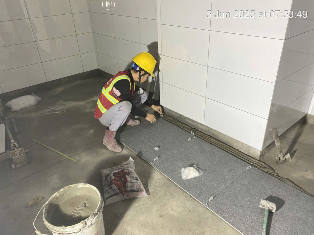 Keo dán gạch lát nền khổ lớn bám dính tốt, không bong tróc, chịu lực và độ bền đảm bảo.