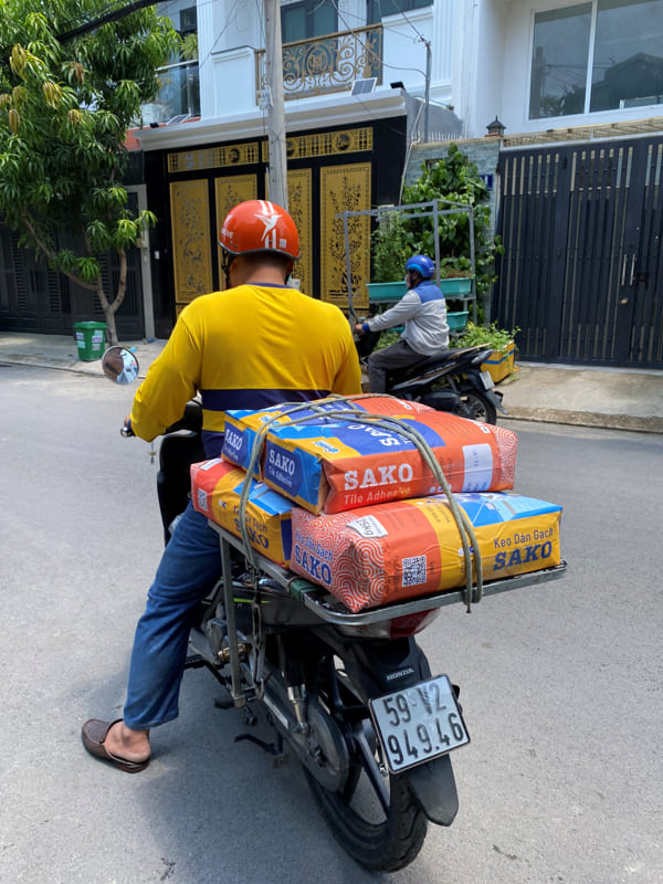 Chuyển keo dán gạch về công trình tại TP HCM