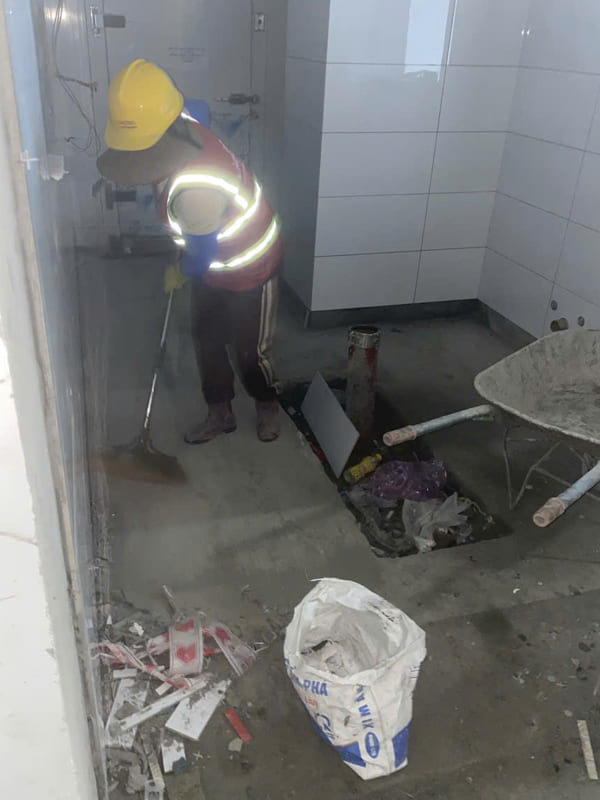 Vệ sinh nền nhà sạch sẽ, đảm bảo khô ráo, nền nhà đạt cường độ trước khi dùng keo dán gạch lát nền.